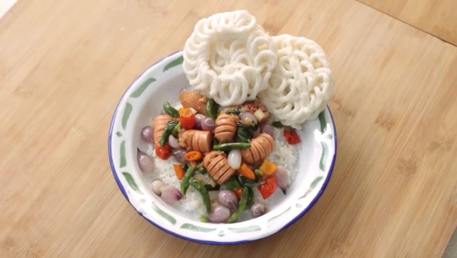 Cuma 5 Bahan, Resep Sosis Oseng Bawang Merah yang Simpel tapi Nikmat