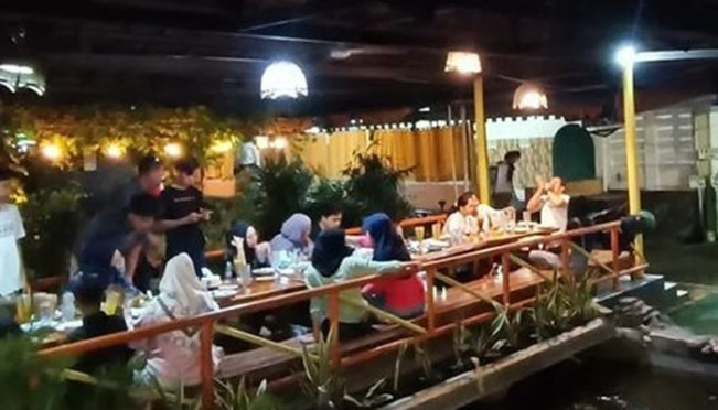 Rindu Makan Lesehan? Ini Rekomendasi Resto Lesehan di Jakarta yang Wajib Dicoba