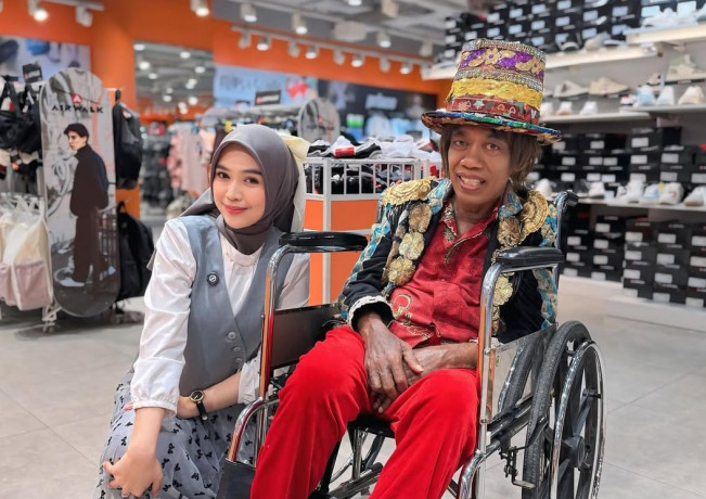 Detik-detik Pak Tarno Mewek Bisa Bangkit Dari Kursi Roda Lalu Berjalan