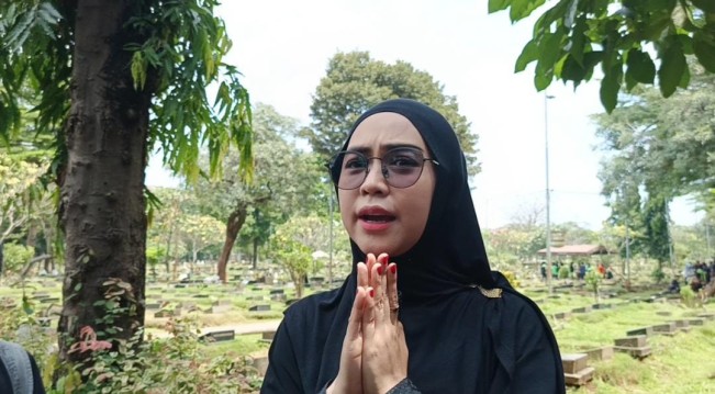 Serba Hitam, Ria Ricis Hadiri Pemakaman Affan Kurniawan di TPU Karet Bivak