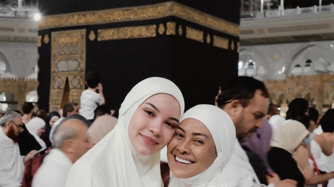 Risa Dewi dan Alyssa Daguise saat umrah. (Instagram/@risa_dewi)