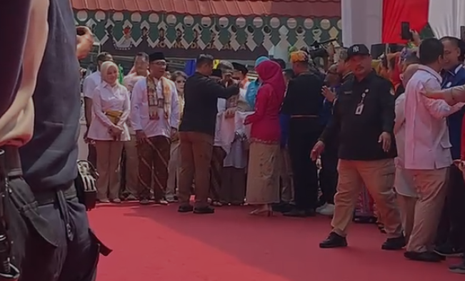 Gaya Ridwan Kamil-Suswono Pakai Celana Pangsi Saat Tiba di Kantor KPU Jakarta