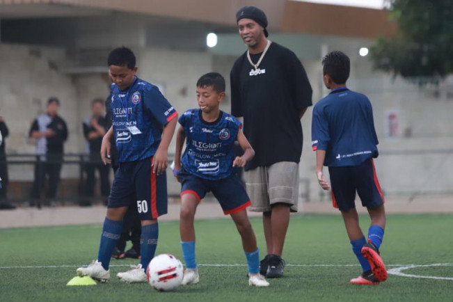 Riuhkan Malang, Ronaldinho Ingatkan Pentingnya Kebersamaan dalam Tim