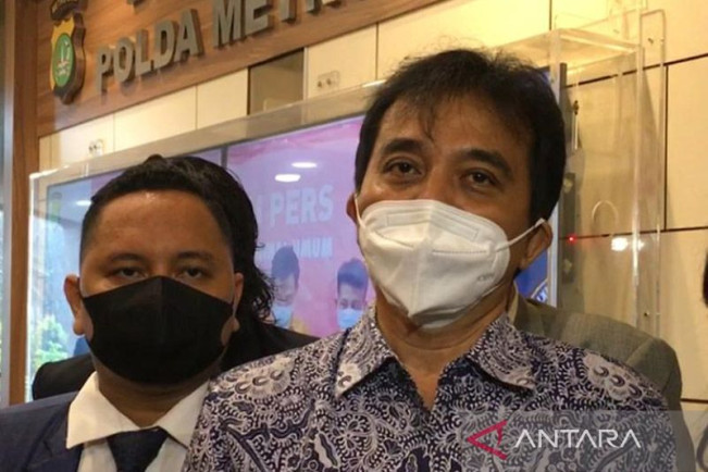 Roy Suryo Diperiksa Polisi 12 Jam: Keluar Pakai Kursi Roda, Tak Ditahan