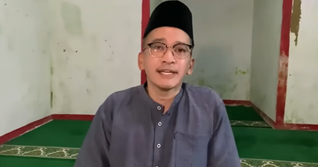 4 Potret Ruben Onsu Salat Berjamaah di Musholla Al-Helmiah yang Dibangunnya