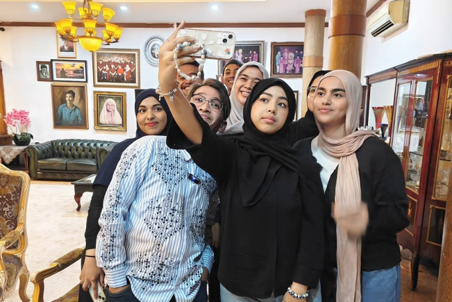 Ruben Onsu temui keluarga dari pihak almarhum mama yang berdarah Arab. [Instagram]