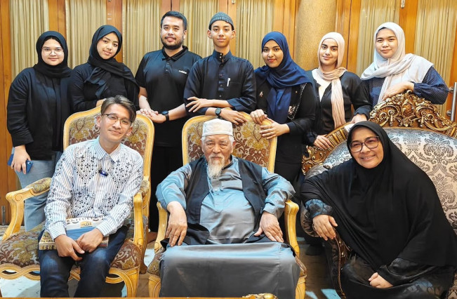 Ruben Onsu temui keluarga dari pihak almarhum mama yang berdarah Arab. [Instagram]