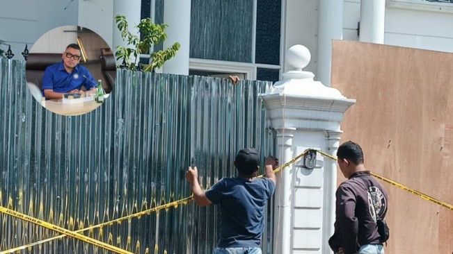 Pagar Tembok Rumah Uya Kuya Mulai Ditutupi Papan Triplek dan Seng Alumunium