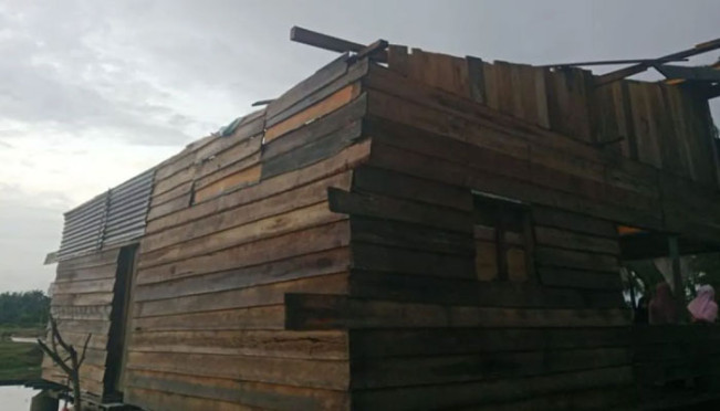 Puluhan Rumah dan Fasilitas Umum Rusak Dihantam Angin Kencang di Aceh Timur