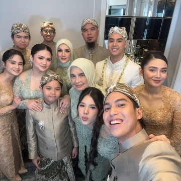 Ahmad Dhani bersama Mulan Jameela dan anak-anaknya di pernikahan Al Ghazali dan Alyssa Daguise. [Instagram]