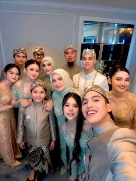 Ahmad Dhani berpose bersama keluarga besar jelang pernikahan Al Ghazali dan Alyssa Daguise. [Instagram]