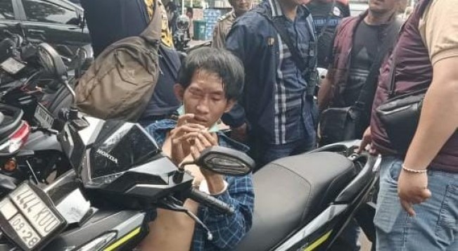 Tampang Pencopet Ponsel Buruh Saat Aksi Demo Depan Gedung DPR
