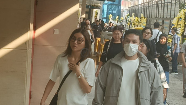 Tiba di Rumah Duka, Sarwendah Tampak Tegar Atas Berpulangnya Sang Ayah