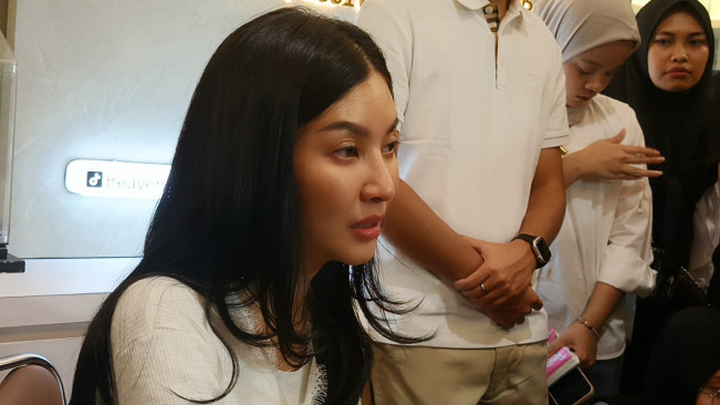 Tangis Sarwendah Pecah Saat Kremasi Ayah: Aku Nggak Nyangka Harus Pegang Fotonya