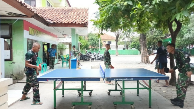 Personel TMMD 113 Kodim Bekasi Jaga Stamina dengan Berolahraga