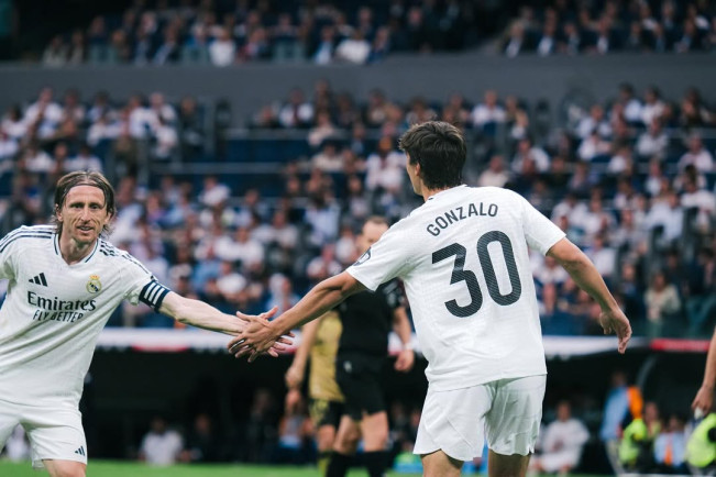 Gonzalo Garcia bersalaman dengan Luka Modric. [Instagram]