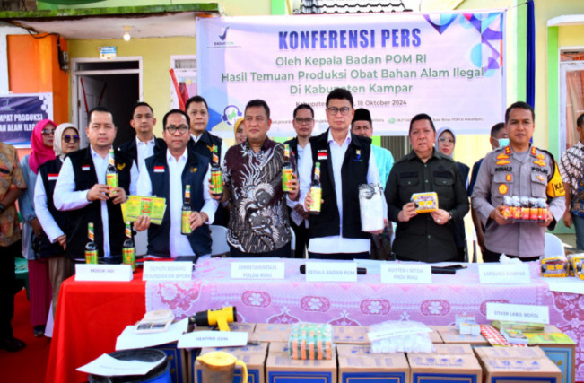 Razia Pabrik Obat Bahan Alam Ilegal di Riau, Sudah Beroperasi 9 Bulan Omzet Rp2,4 Miliar