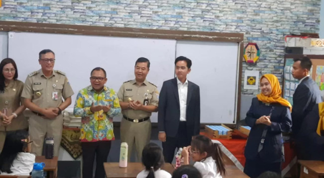 Mulai Bekerja, Gibran Rakabuming Blusukan Uji Coba Makan Bergizi Gratis