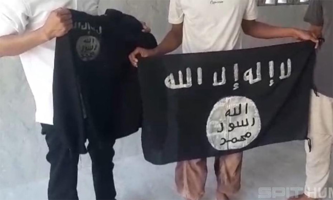 Eks Simpatisan MIT dan Masyarakat Poso Serahkan Atribut ISIS dan Amunisi