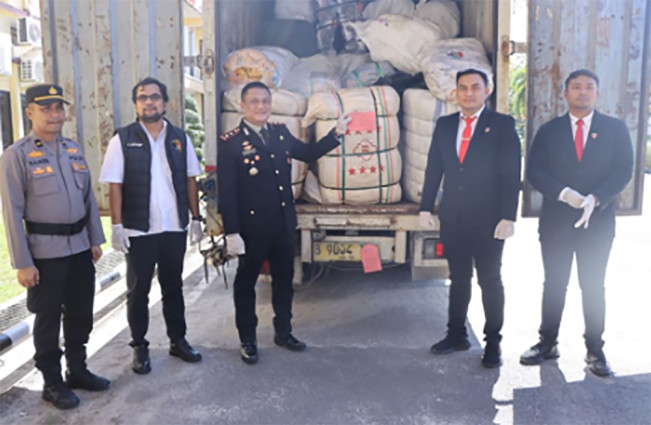 117 Ball Pakaian Bekas dari Malaysia Disita Polres Rohil, 3 Tersangka Diamankan