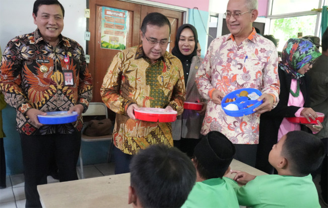 Jajaran Komisi IX DPR Tinjau Program MBG di SDN 01 Pakansari Cibinong, Harga per-Boks Rp15 Ribu