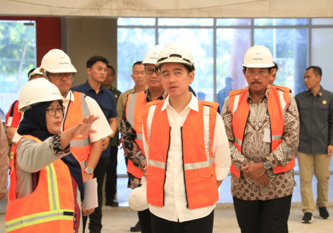 Gibran Rakabuming Raka Tinjau Revitalisasi GOR Manahan Solo