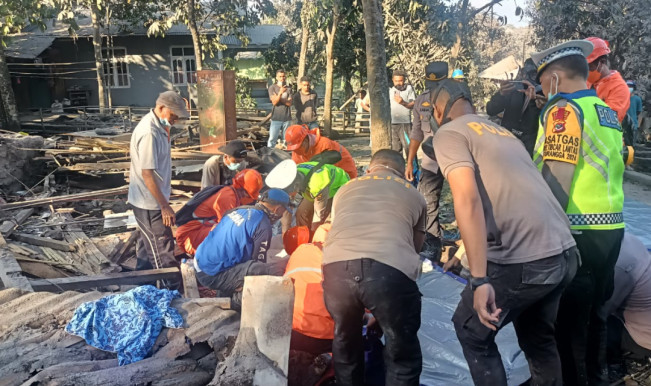 Wakapolres Flotim Pimpin Operasi Kemanusiaan Penanganan Korban Erupsi Gunung Lewotobi Laki-laki