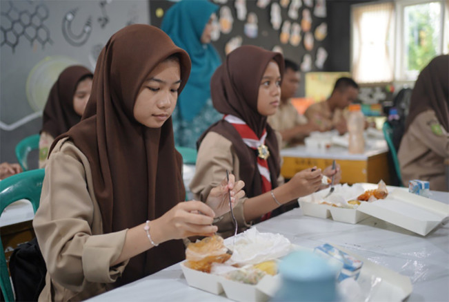 Siswa SMAN 16 Pekanbaru Antusias Ikuti Simulasi Program Makan Bergizi Gratis