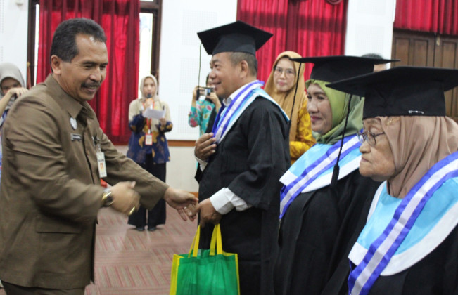43 Lansia Diwisuda, Paling Tua Berusia 79 Tahun