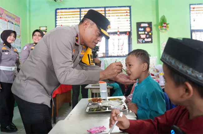 Program MBG di Riau: Sempat Menyuapi Siswa, Wakapolda Sebut Menu telah Penuhi 4 Sehat 5 Sempurna