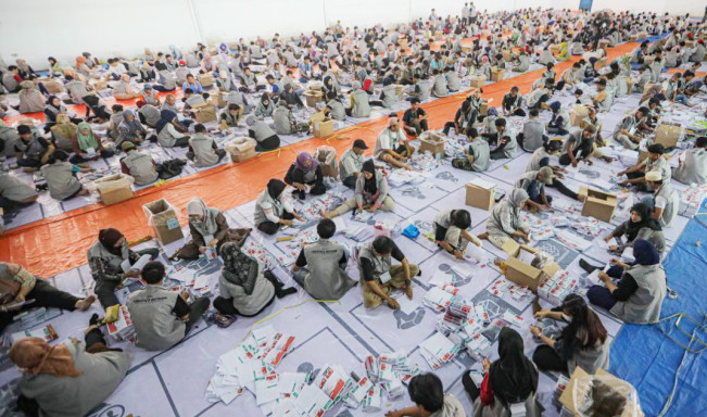 Rejeki Pilkada 2024! Sortir dan Lipat Surat Suara Jadi Pendapatan Tambahan Bagi Warga