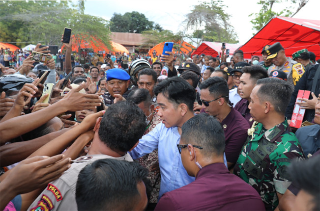 Wapres Gibran 'Diserbu' Para Pengungsi Terdampak Erupsi Lewotobi Laki Laki, Mereka Berebut Salaman!