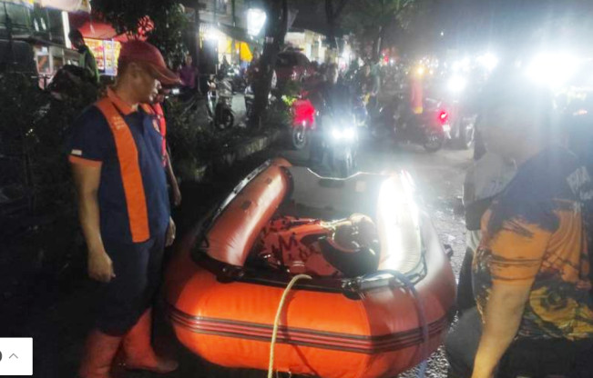 Hujan Disertai Angin Kencang Landa Kota Tangerang, Petugas Gercep  Tangani Banjir hingga Pohon Tumbang