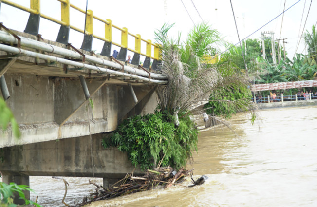 Jembatan Penghubung Riau-Sumut Rusak Parah Dihantam Derasnya Arus Sungai Rokan