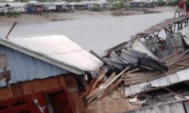 Tengah Malam Tiba-tiba Belasan Rumah di Kelurahan Kuala Enok Tanah Merah Ambruk ke Sungai