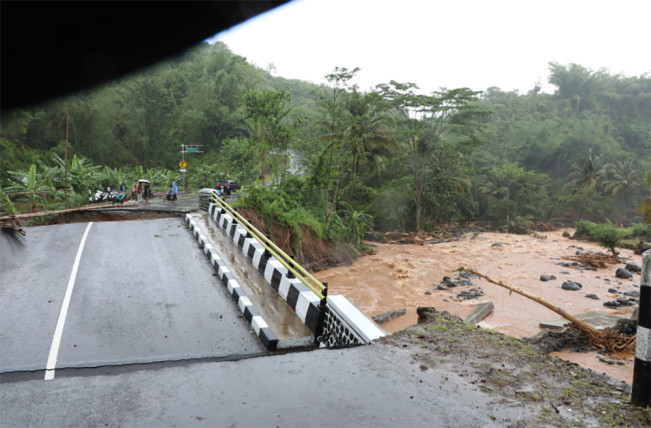 Update Banjir dan Longsor Sukabumi: 10 Jembatan Terputus, BNPB Siapkan Jembatan Darurat Bailey