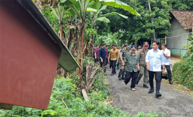 Kunjungi Lokasi Bencana di Sukabumi, Wapres Gibran Ingatkan Tetap Waspada Potensi Bencana Susulan
