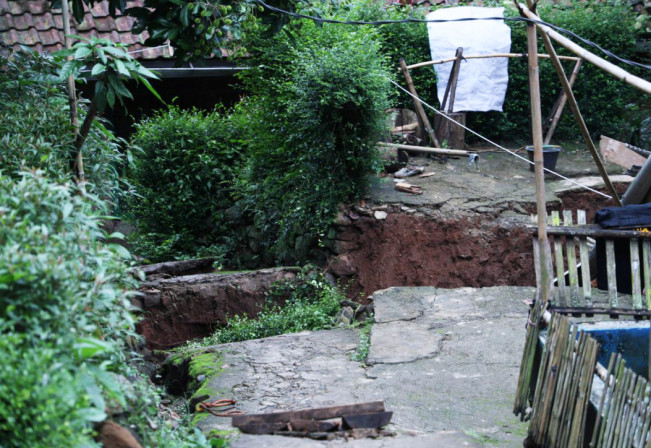 BMKG Temukan Retakan Tanah Cukup Parah di Permukiman Warga Sukabumi