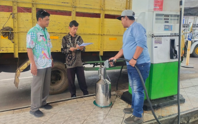 Waspada Kecurangan Saat Libur Nataru, Petugas Keliling Lakukan Pengecekan Takaran SPBU Sepanjang Pantura