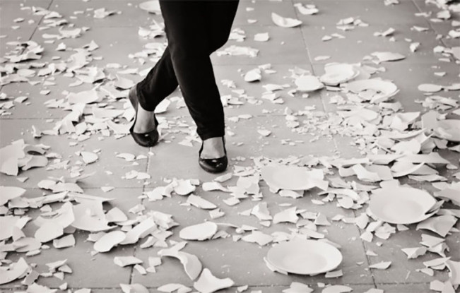 Tradisi Unik Sambut Tahun Baru: Warga Denmark Lempar Piring Porselen, Masyarakat Chili Tidur di Kuburan