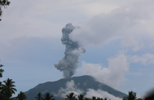 Hari Ini Gunung Ibu Erupsi 8 Kali, Status Halmahera Barat Jadi Tanggap Darurat Bencana