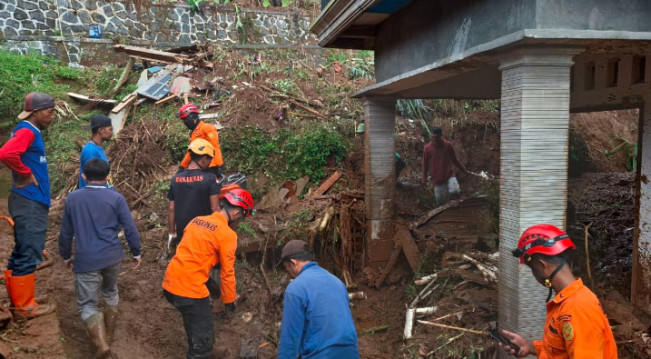 Peringatan Potensi Longsor Susulan di Petungkriyono Pekalongan, 100 Personel Polisi Terjun Bantu Pencarian Korban