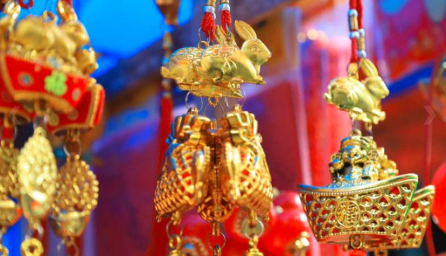 Meraup Berkah Tahun Ular Kayu, Pembeli Serbu Kawasan Pasar Lama Beli Pernak-pernik Imlek