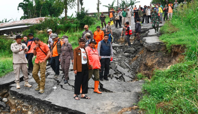 Dampak Parah Tanah Bergerak di Desa Ratamba Banjarnegara, Pemda akan Relokasi dan Bangun Huntap untuk Warga