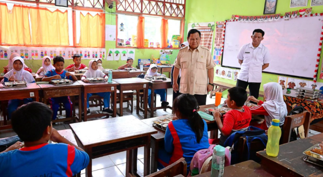 Momen Kunjungan Perdana Presiden RI Prabowo Subianto Memantau Program Makan Bergizi Gratis di Sekolah Jakarta