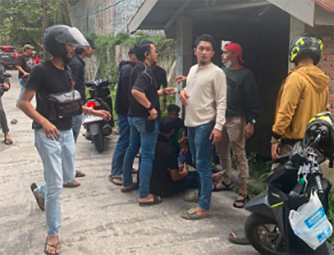 Bak Film Laga, Polisi Kejar Pengedar Narkoba hingga ke Lantai Dua Lalu Keduanya Sama-sama Melompat!