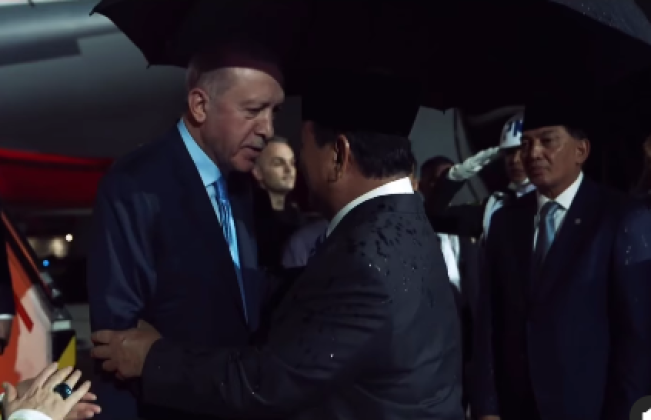 Prabowo Lepas Kepulangan Erdogan dari Indonesia dengan Pelukan Hangat