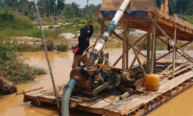 Razia Penambangan Emas Ilegal di Riau, Tiga Rakit Dibakar Pelaku Kabur