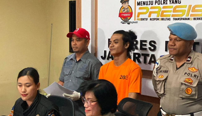 Vadel Badjideh Geleng-geleng Kepala dan Lempar Senyum, Saat Pakai Baju Tahanan Kasus Dugaan Asusila dan Aborsi