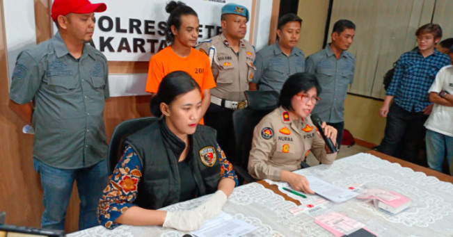 Tersangka Kasus Asusila dan Aborsi! Ini Dia Penampakan Vadel Badjideh Pakai Baju Tahanan dan Tangan Diborgol